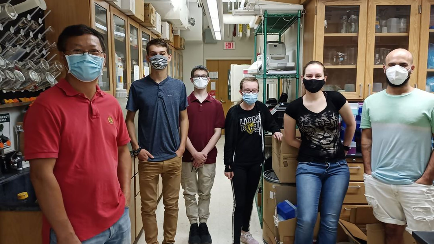 Catalyst students in the Plant and Microbial Biology lab at NC State